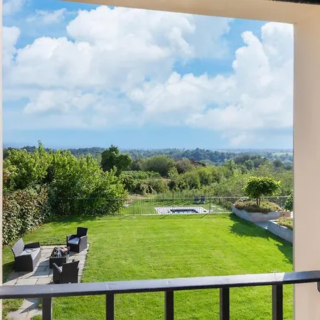 Villa Boemia 10, Emma