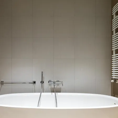 Villa Boemia 10, Emma İskenderiye