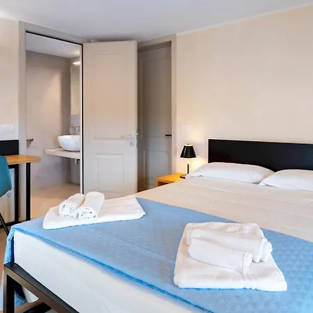 Boemia 10, Emma * İskenderiye