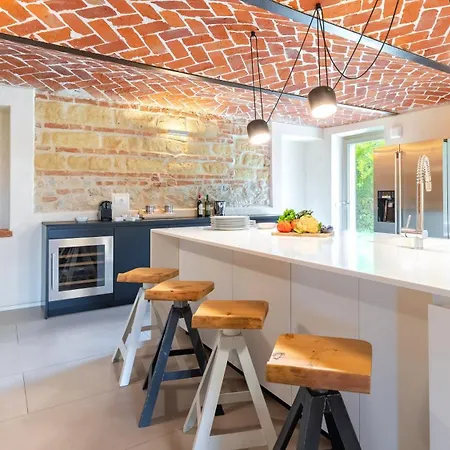 Villa Boemia 10, Emma