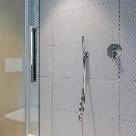 Boemia 10, Emma İskenderiye