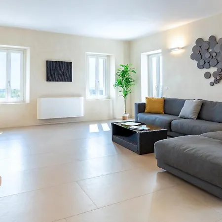 Villa Boemia 10, Emma *